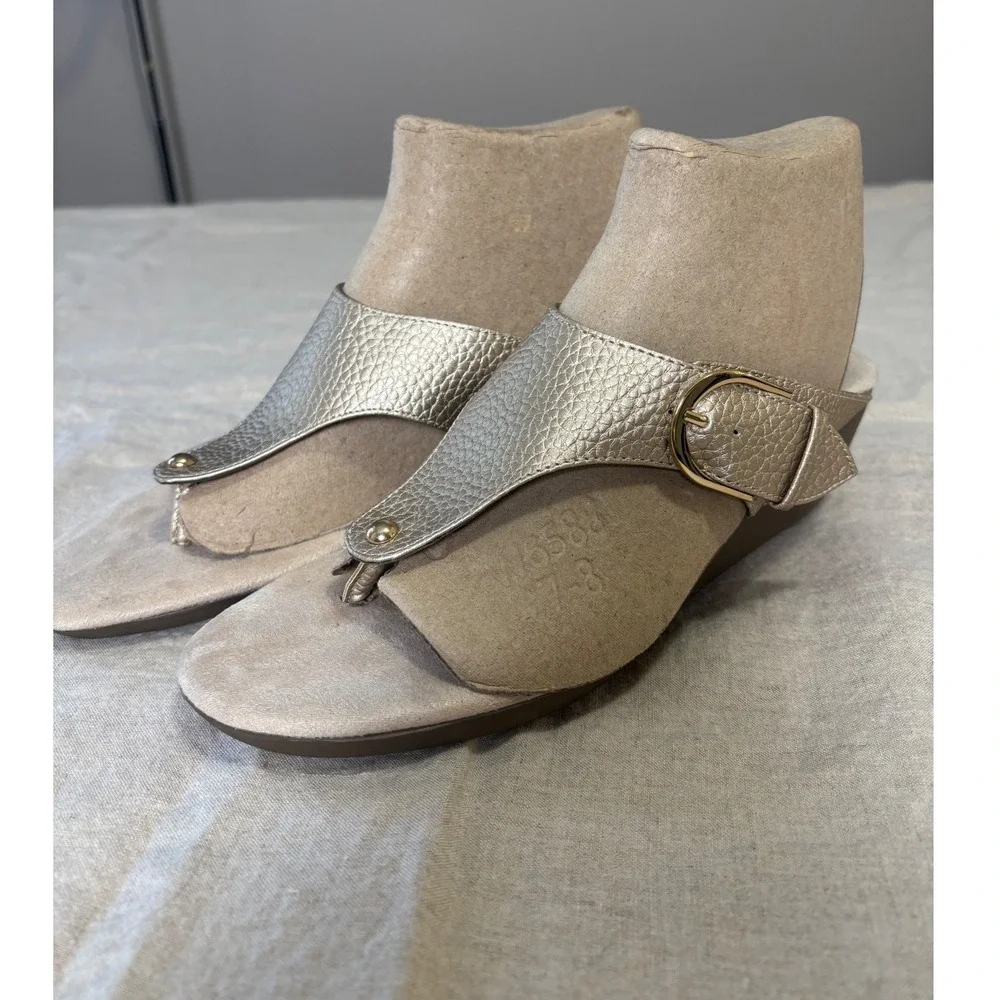 Aerosoles Thong Wedge Heel Sandals 8.5 Gold Metallic Slip On Comfort